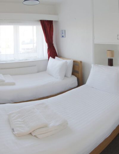 Ground floor occaisional twin bedroom at Harbour View self-catering accommodation in Brixham, Devon. Ref: 5Q3A6189