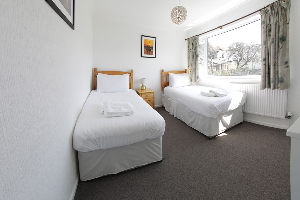 Twin bedroom on 2nd floor at Harbour View self-catering accommodation.